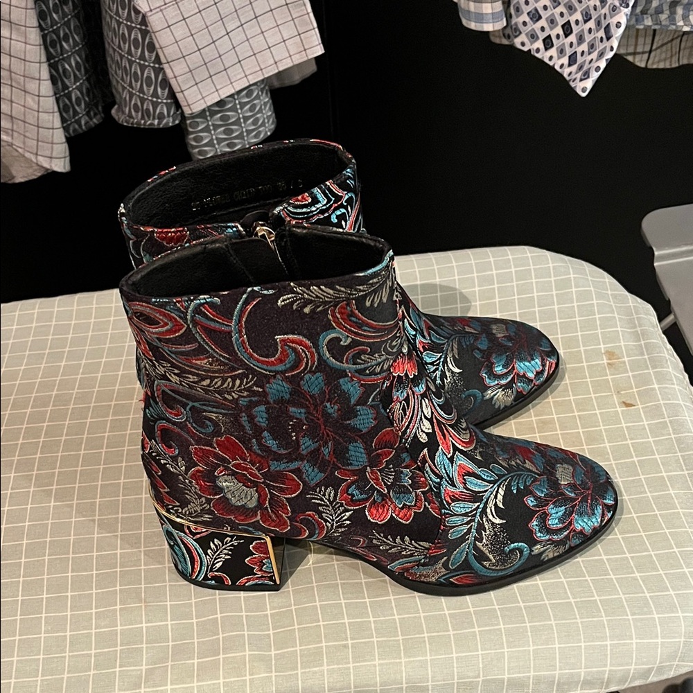 Elegant Floral Embroidered Ankle Boots